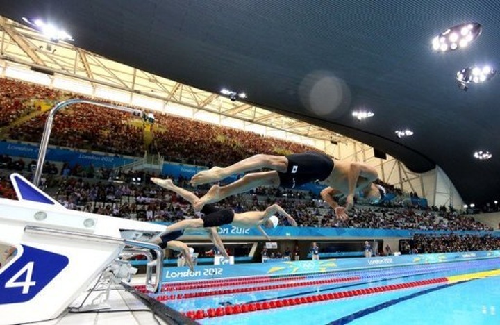 Phelps survives scare, China win first gold - 1