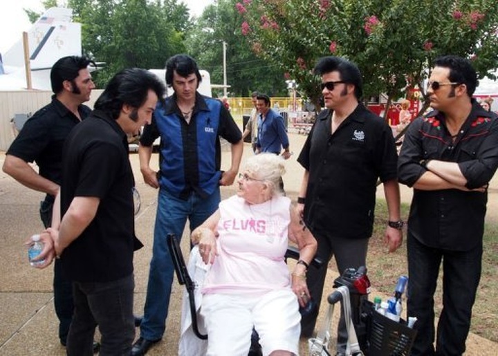 Fans flock to Graceland in memory of Elvis Presley - 1