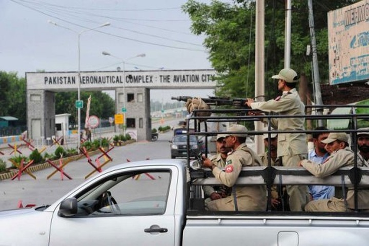 Gunmen attack Pakistan air base, 8 dead: officials - 1