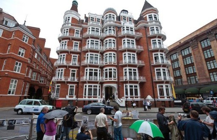 Police guard Ecuador embassy ahead of Assange decision - 2