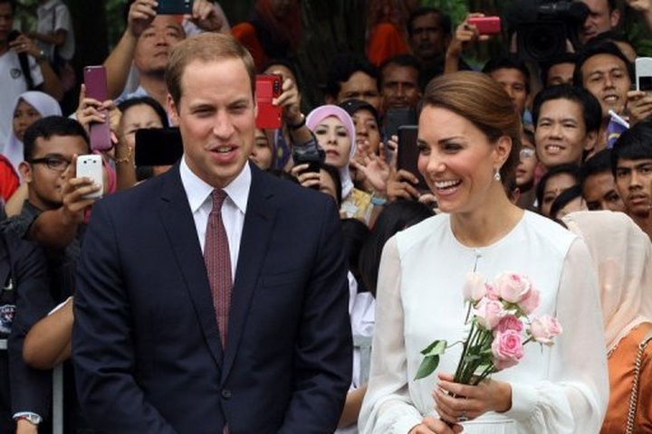 French magazine publishes pictures of 'topless' Kate - 1