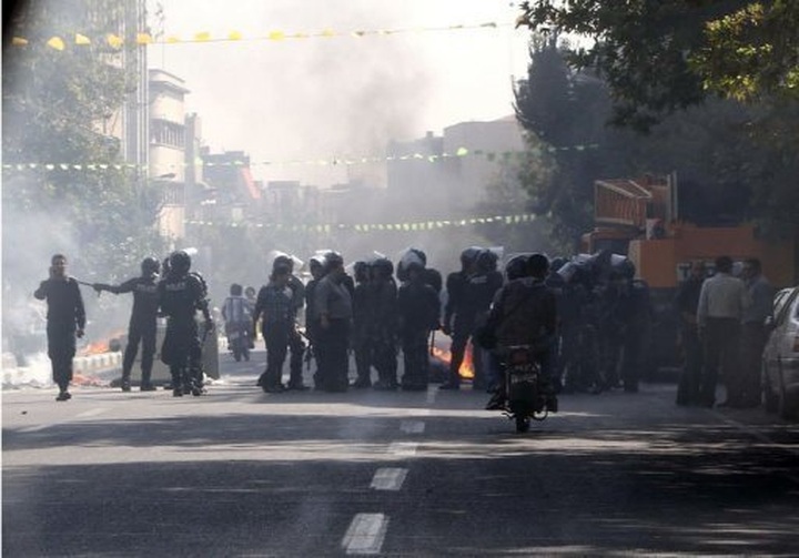 Protest, scuffles in Iran over currency crisis - 1