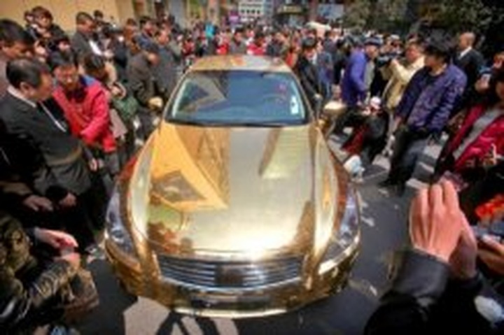 China produces fewer millionaires as economy slows - 1