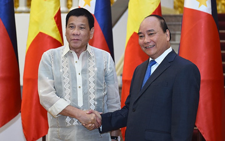 Philippine President meets Vietnamese PM, concludes visit - 1