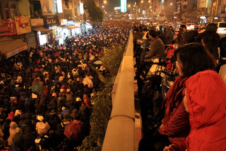 People rush to pagodas to pray for peace and fortune - 7