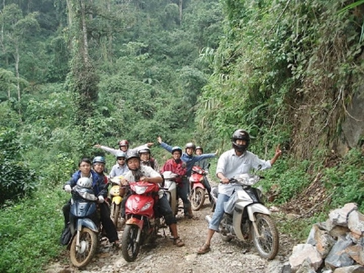 Young people buck tradition to travel during Tet - 1