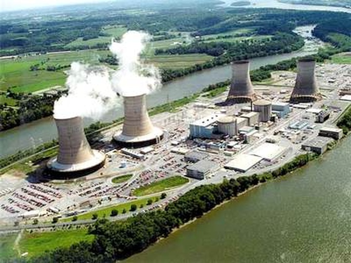 Vietnam, France discuss developing nuclear power - 1