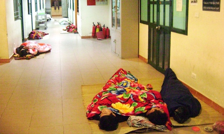 Patients forced to sleep on floors during bitter weather - 4