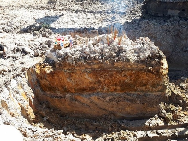 Quảng Bình farmers unearth ancient grave - 1