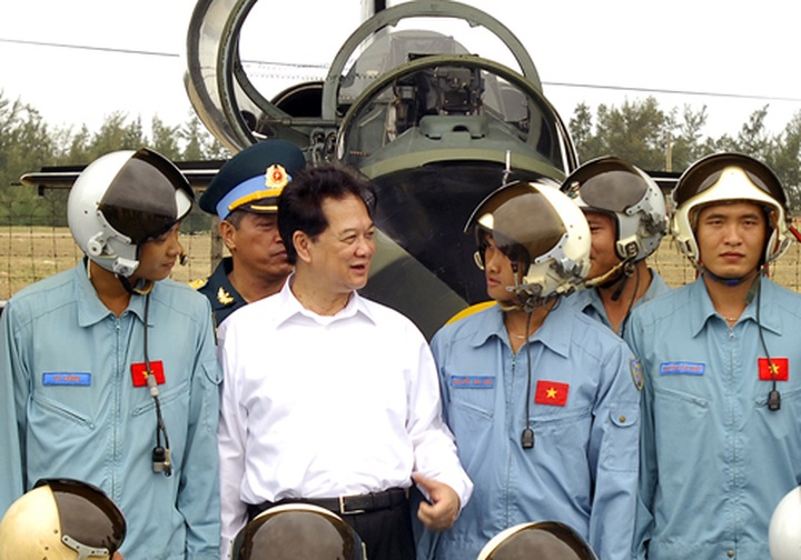 PM Dung inspects air force training - 1