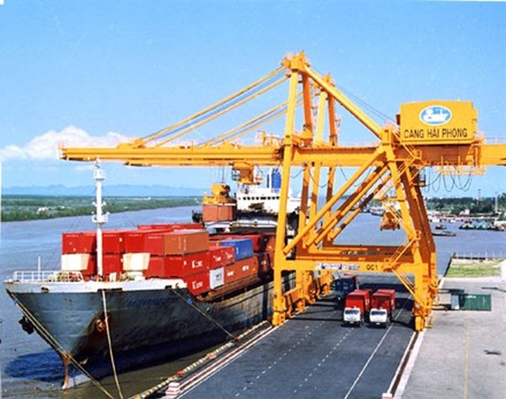 Companies complain high trade costs at Haiphong port - 1