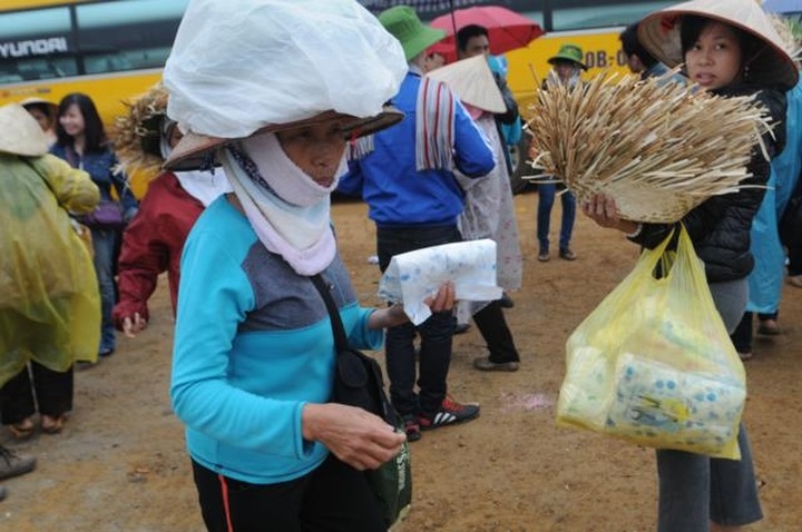 Lax security causes chaos at a festival - 2