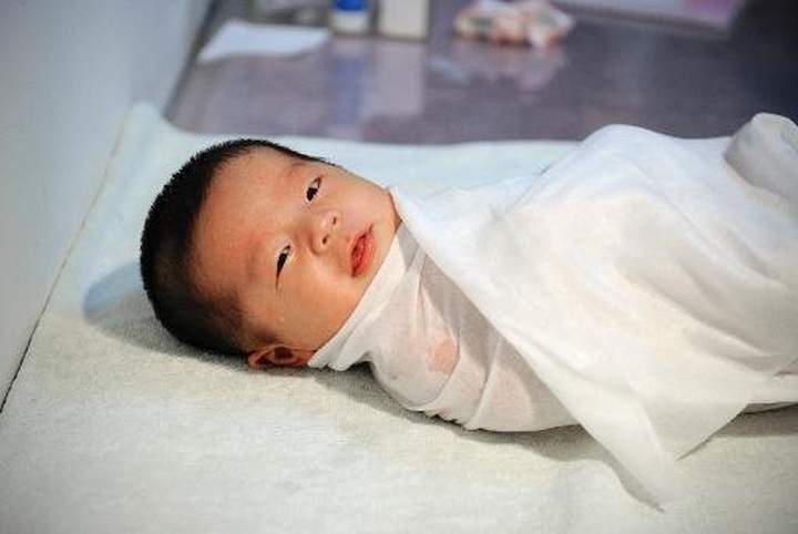 The pros and cons of swaddling your child - 1