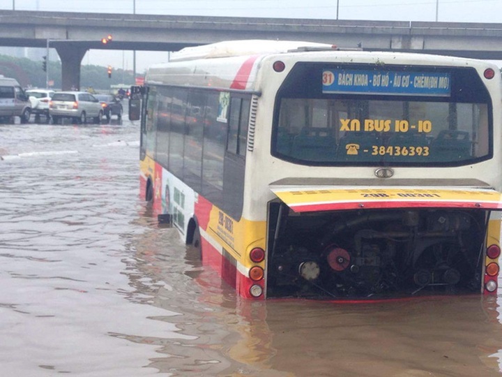 Hanoi streets seriously flooded after heavy rain - 1