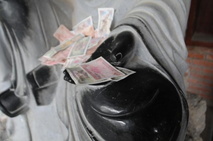 Lax security causes chaos at a festival - 4