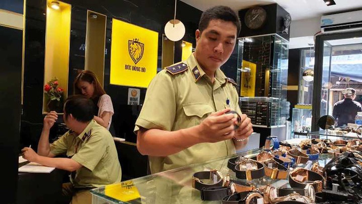 Hundreds of smuggled watches seized in HCM City - 3