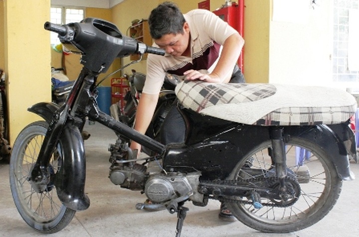 Police bust huge street race in HCM City - 1