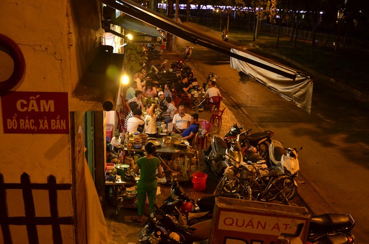 Businesses return to HCM City’s pavements - 2