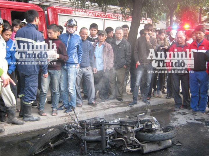 A minibus catches fire in Hanoi - 5 A minibus catches fire in Hanoi - 5