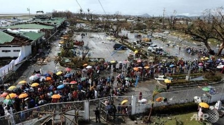 Eight die as mob storms Philippines rice store in wake of Typhoon Haiyan - 1 Eight die as mob storms Philippines rice store in wake of Typhoon Haiyan - 1