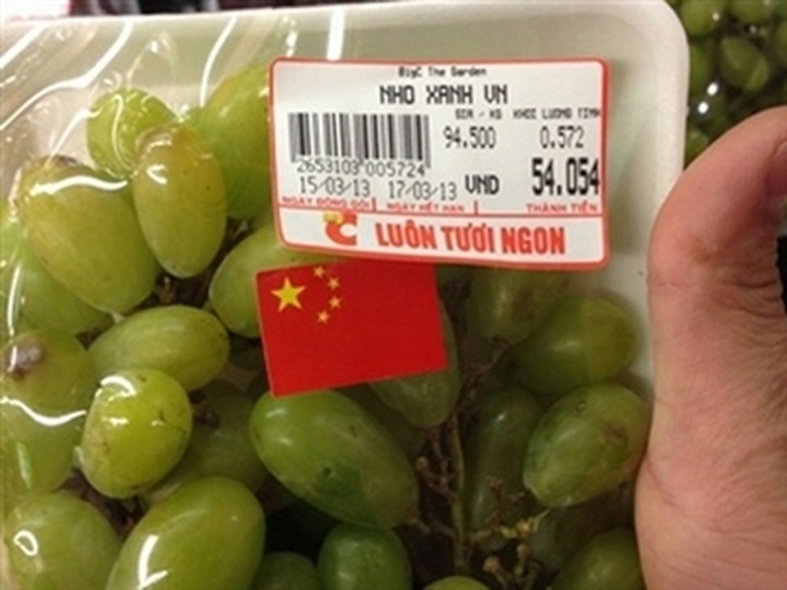 Supermarket staff fined for mis-labelling local grapes with Chinese flag - 1 Supermarket staff fined for mis-labelling local grapes with Chinese flag - 1