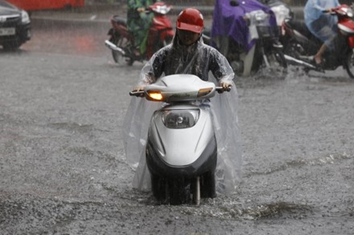 Heavy rain submerges Hanoi streets - 1