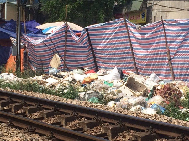 Town filled with rubbish as dumping site overloaded - 3