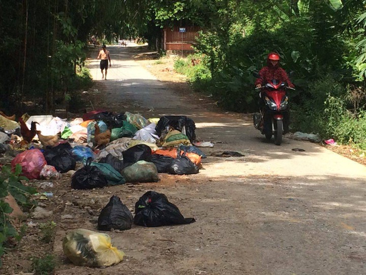 Town filled with rubbish as dumping site overloaded - 5