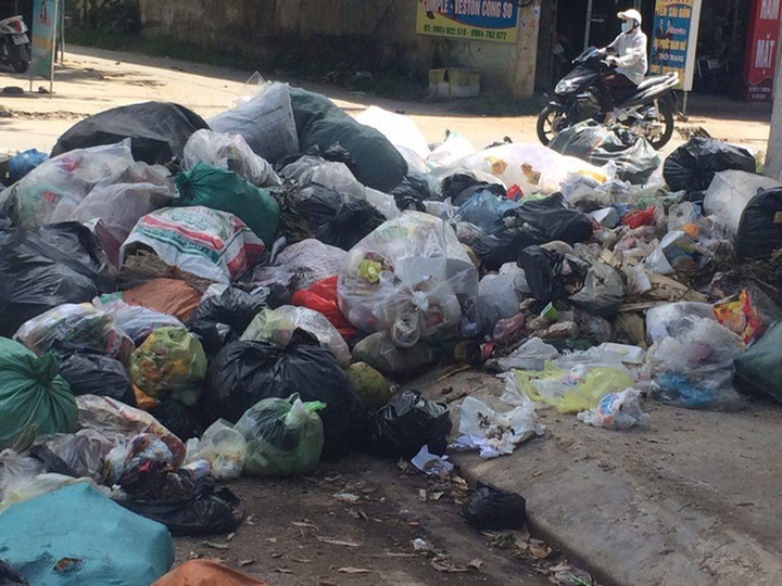 Town filled with rubbish as dumping site overloaded - 2