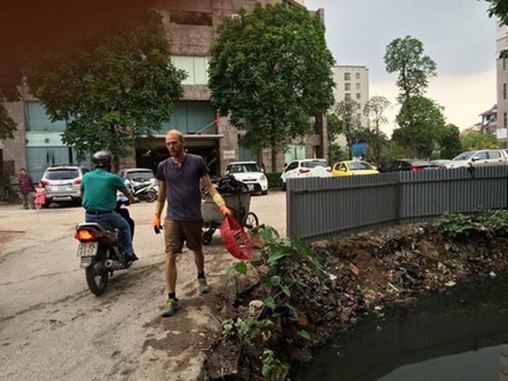 Foreigners help keep Hanoi clean - 2