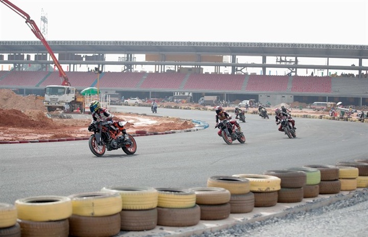 Horse, motorcycle races in Bình Dương for Tết - 1 Horse, motorcycle races in Bình Dương for Tết - 1