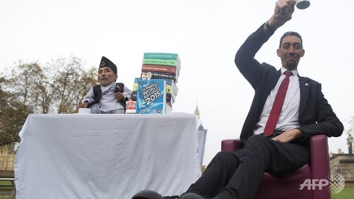 World tallest and shortest men meet on Records Day - 1