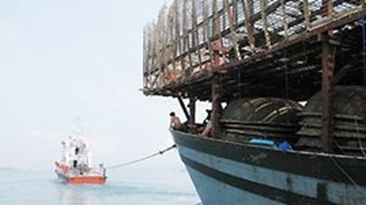 Boat sunk in Binh Thuan, leaving four missing - 1