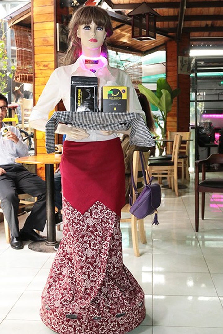 Robot serves HCM City restaurant - 3