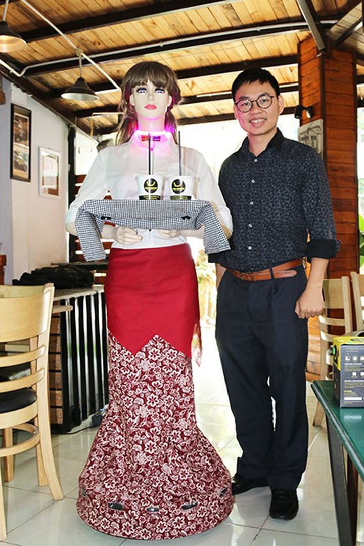 Robot serves HCM City restaurant - 2