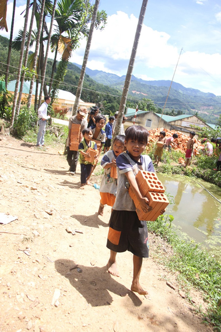 “Forest men” happy with new homes - 7