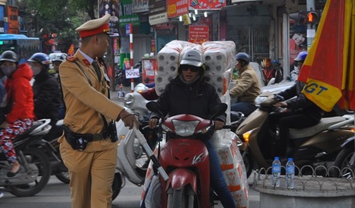 Hanoi tackles overloaded vehicles as Tet nears - 5