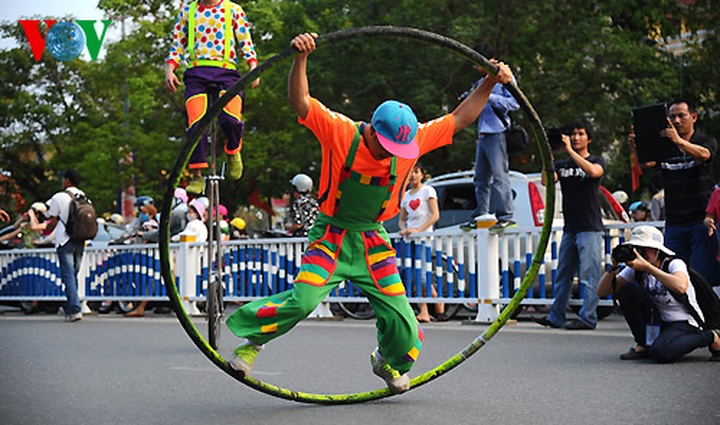 Hue spotlighted in colourful roadshow - 12