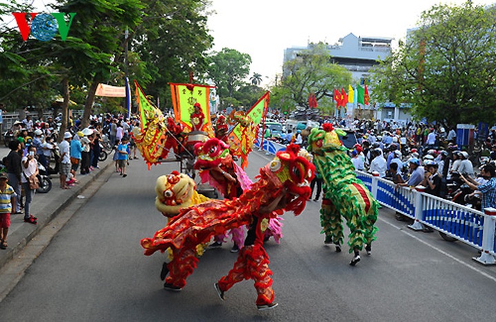 Hue spotlighted in colourful roadshow - 2