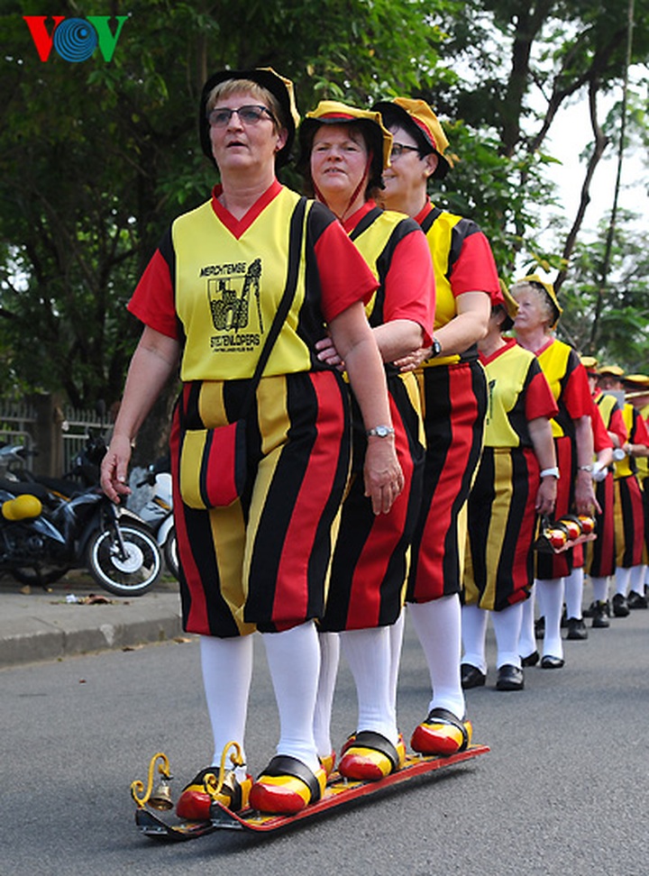 Hue spotlighted in colourful roadshow - 4