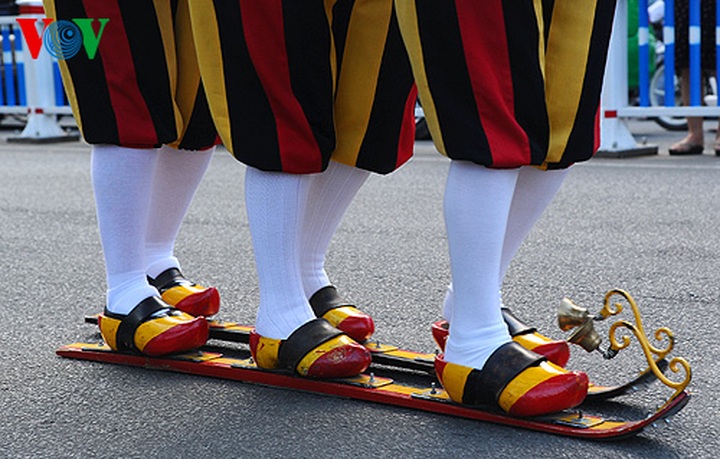 Hue spotlighted in colourful roadshow - 5