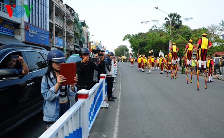 Hue spotlighted in colourful roadshow - 7