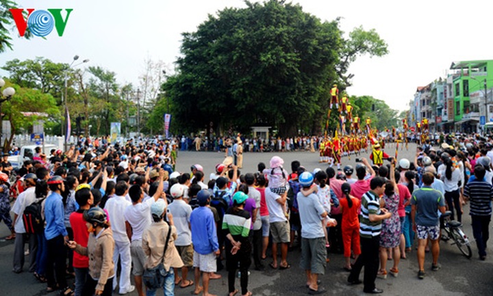 Hue spotlighted in colourful roadshow - 8