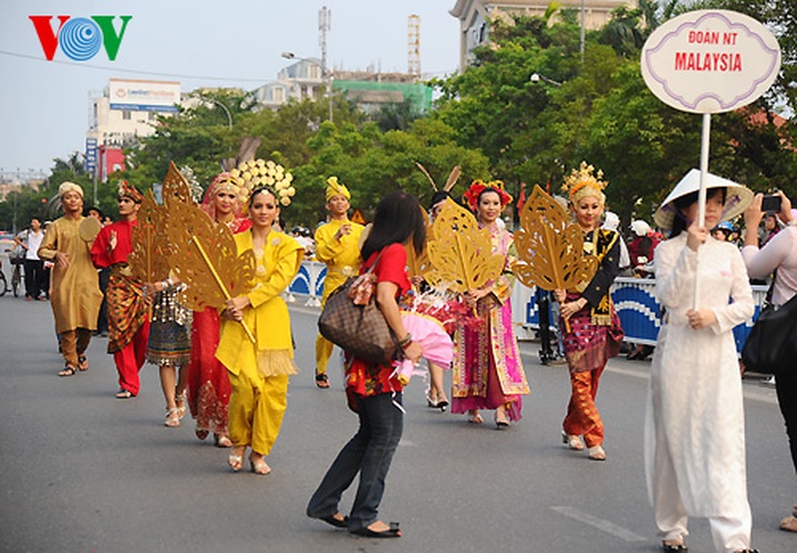 Hue spotlighted in colourful roadshow - 9