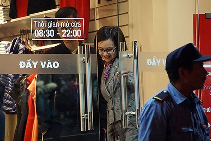 Hanoians queue in bone-chilling cold for Black Friday sales - 3