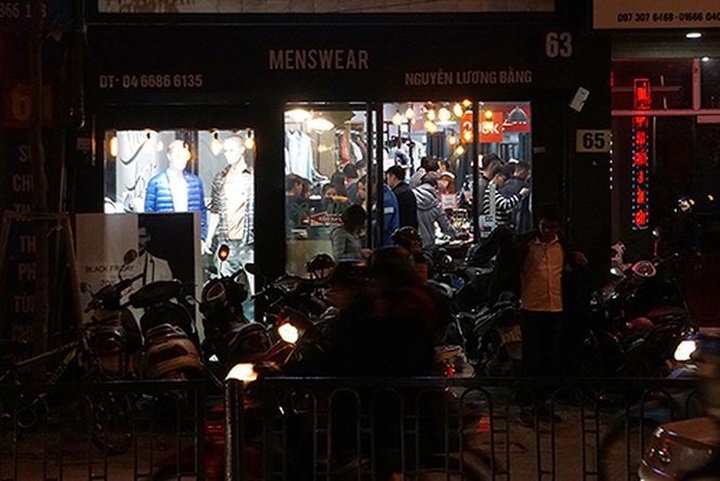 Hanoians queue in bone-chilling cold for Black Friday sales - 4