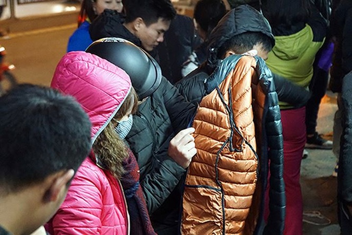Hanoians queue in bone-chilling cold for Black Friday sales - 6