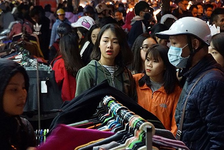 Hanoians queue in bone-chilling cold for Black Friday sales - 8
