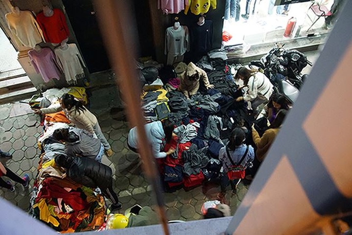 Hanoians queue in bone-chilling cold for Black Friday sales - 11