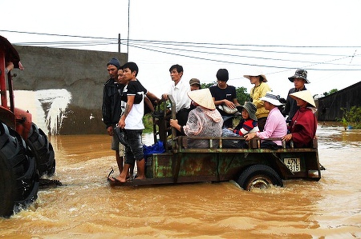 Tropical storm causes deaths and heavy flooding in central Vietnam - 6